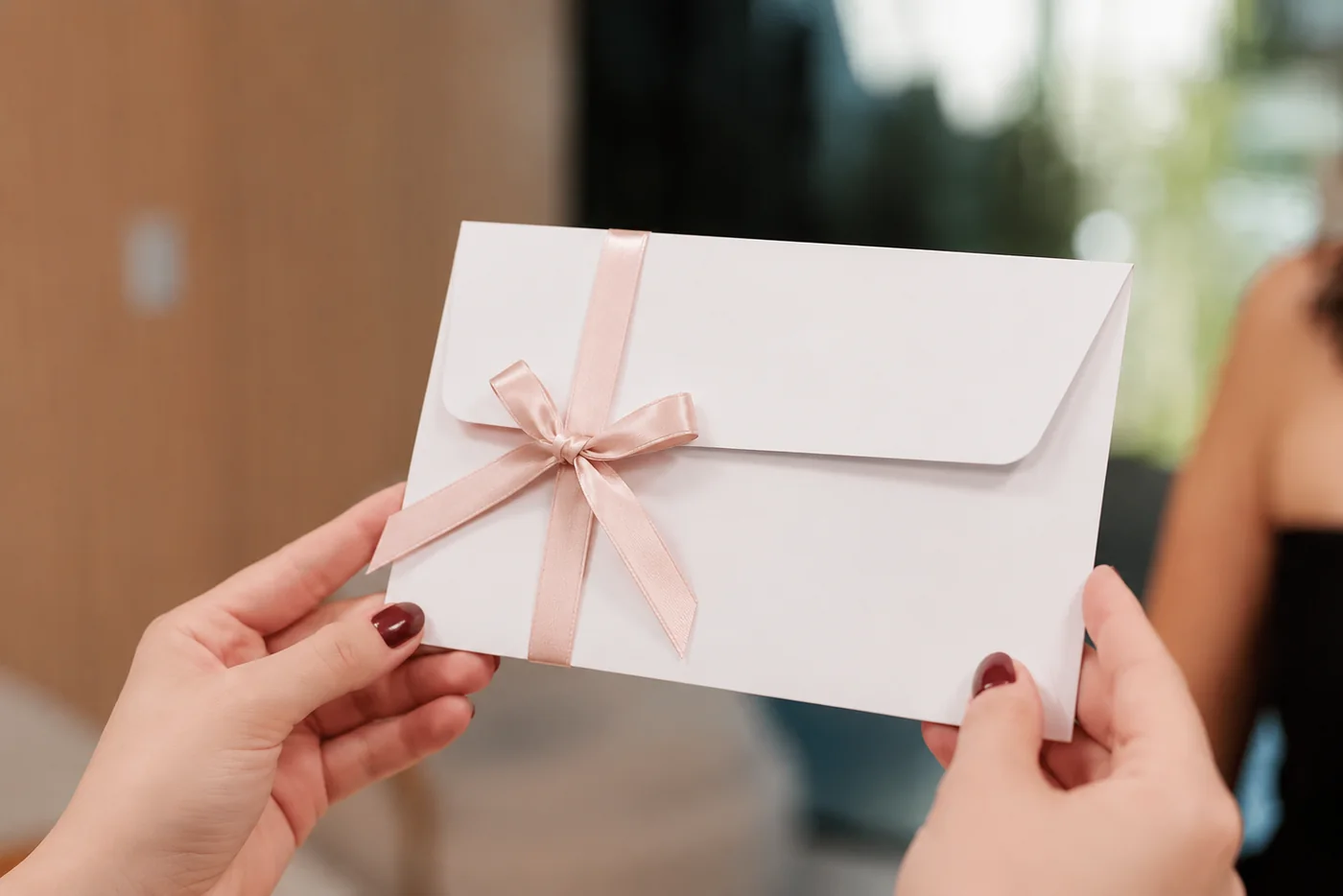 Vale-presente da Purezen entregue em envelope branco com laço de cetim